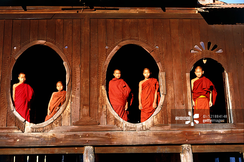 缅甸亚洲寺院里的僧侣图片素材