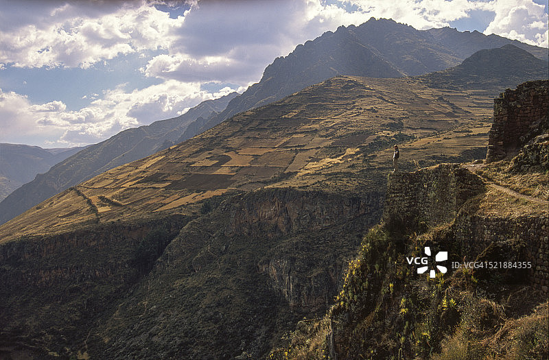 徒步旅行者凝视着下方巨大的峡谷图片素材