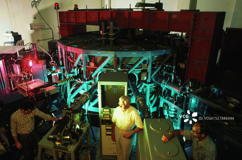 使用托卡马克的科学家图片素材