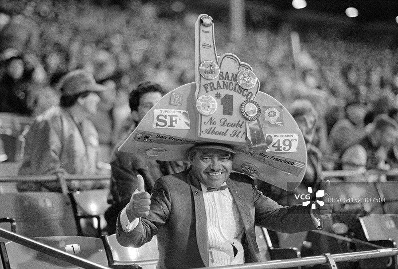 戴帽子观看49人队比赛的体育迷图片素材