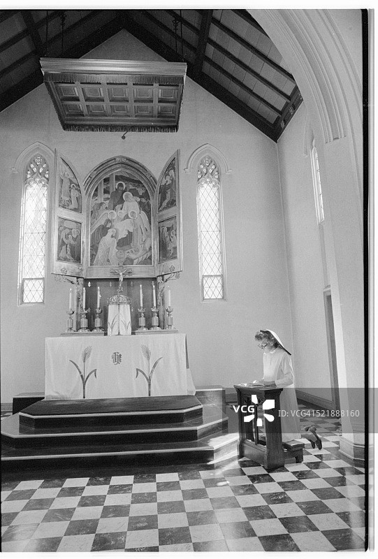 修道院里祈祷的玛丽昂修女图片素材