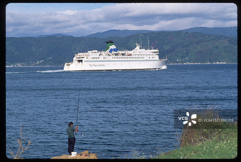 渔夫旁的航行渡轮图片素材