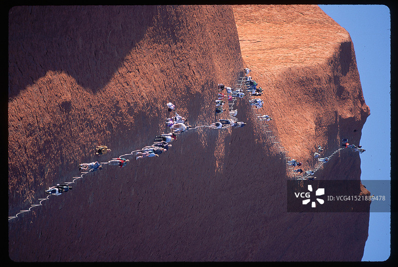 游客攀登乌鲁鲁巨石图片素材