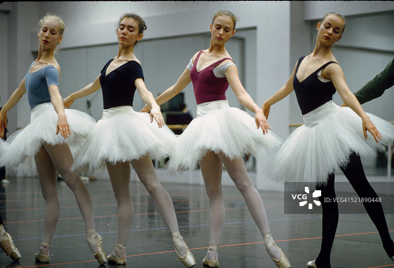 芭蕾舞演员排练图片素材