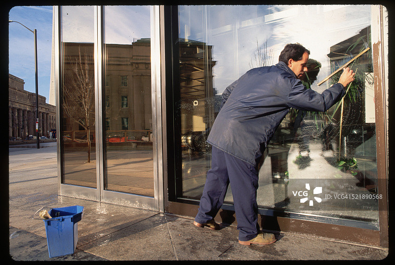 清洁加拿大皇家银行广场南塔的窗户图片素材