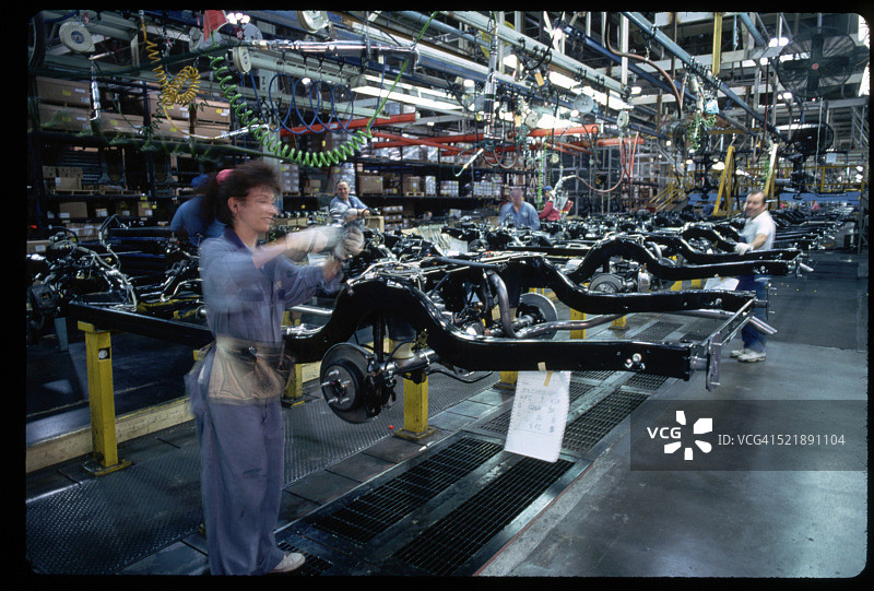 克里斯汀·比克斯在福特汽车公司圣托马斯汽车厂组装汽车图片素材