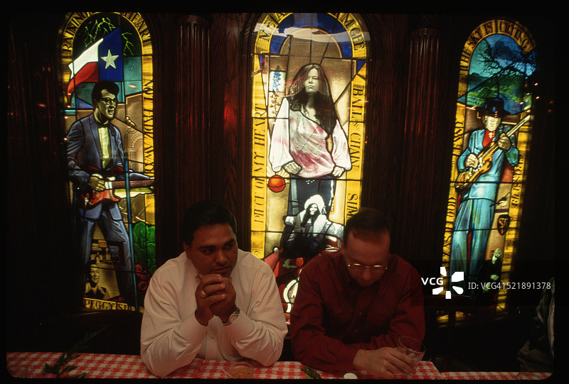 在硬石咖啡馆的顾客图片素材