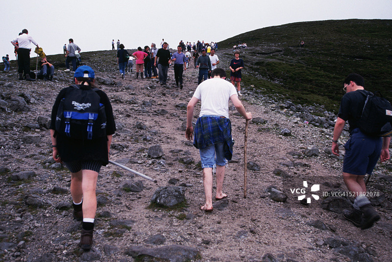 在爱尔兰克罗帕特里克山的薄雾中的天主教朝圣者图片素材