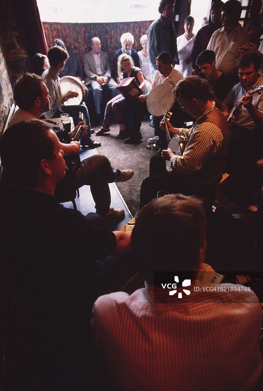 爱尔兰弗莱德·切奥伊尔音乐节上的酒吧音乐家图片素材