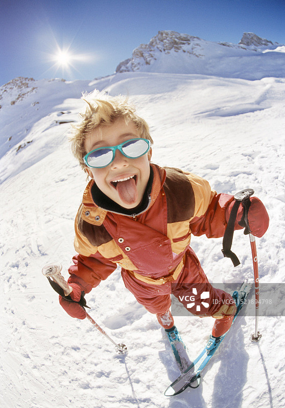 在法国蒂涅滑雪的男孩图片素材