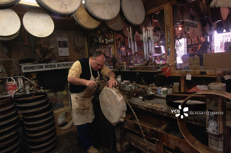 Malachy Kearnes制作山羊皮鼓图片素材