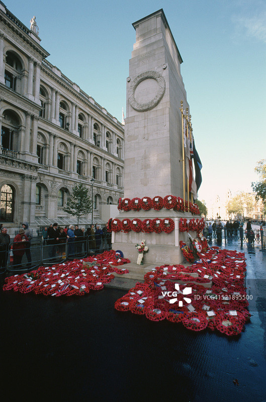 纪念碑上的花圈图片素材