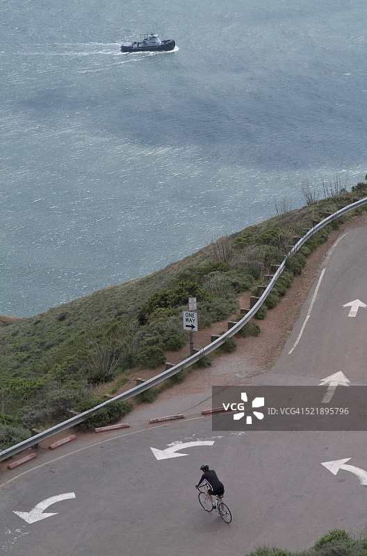 在海岸的骑自行车的人图片素材