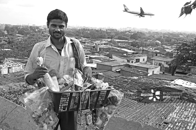 站在印度孟买卡马尼·英迪拉·纳加尔和卡朱·帕达贫民窟的摊贩图片素材