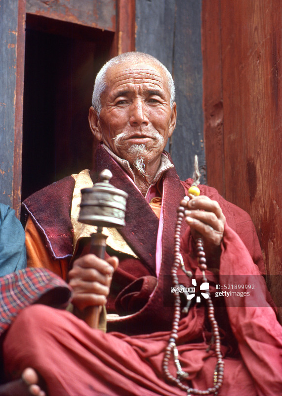 僧侣捻珠转动祈祷轮图片素材