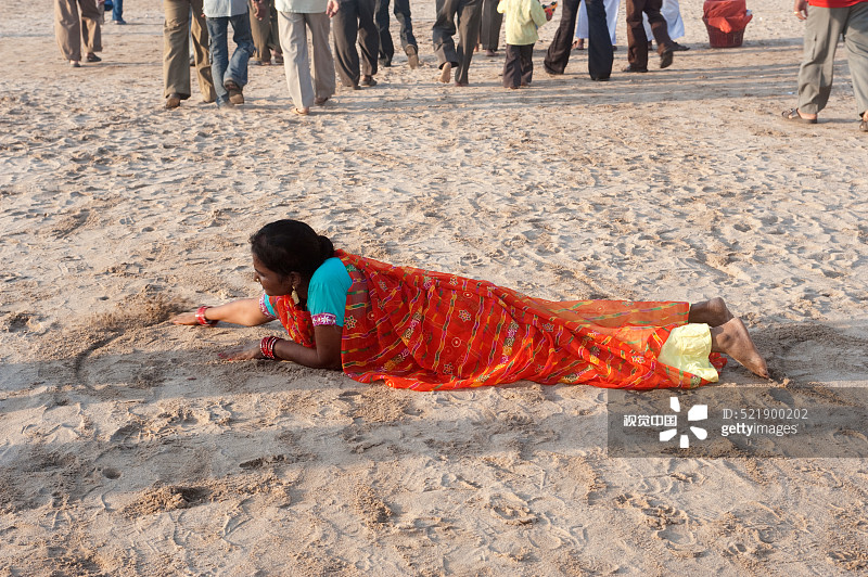 在印度孟买朱胡海滩，女人在Chhath Puja节上崇拜太阳图片素材