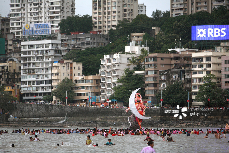 象头神浸入仪式，吉尔冈乔帕蒂海滩，孟买，马哈拉施特拉邦，印度图片素材