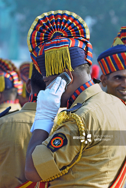 警察在孟买（印度马哈拉施特拉邦）用手机交谈图片素材