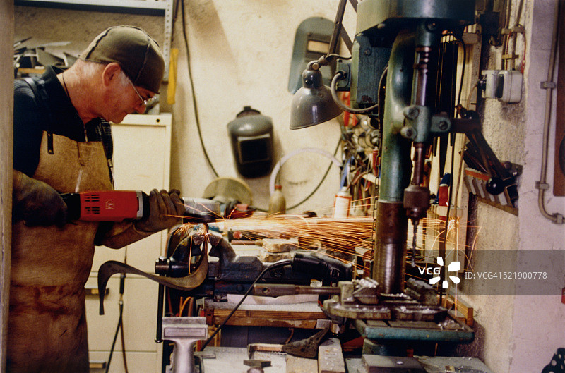 机修车间焊接工人图片素材