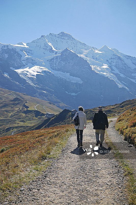 全景小道上的情侣图片素材