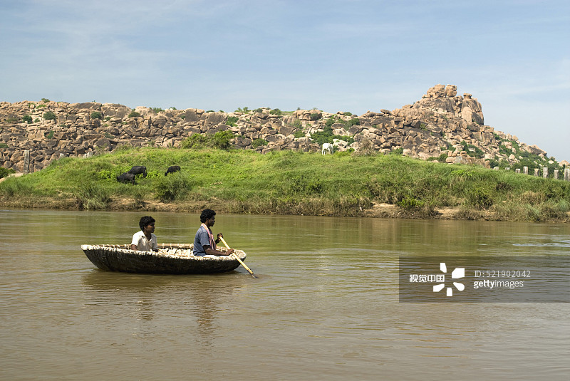 在印度卡纳塔克邦亨比的阿内贡迪，乘坐圆形小舟横渡栋格巴德拉河图片素材