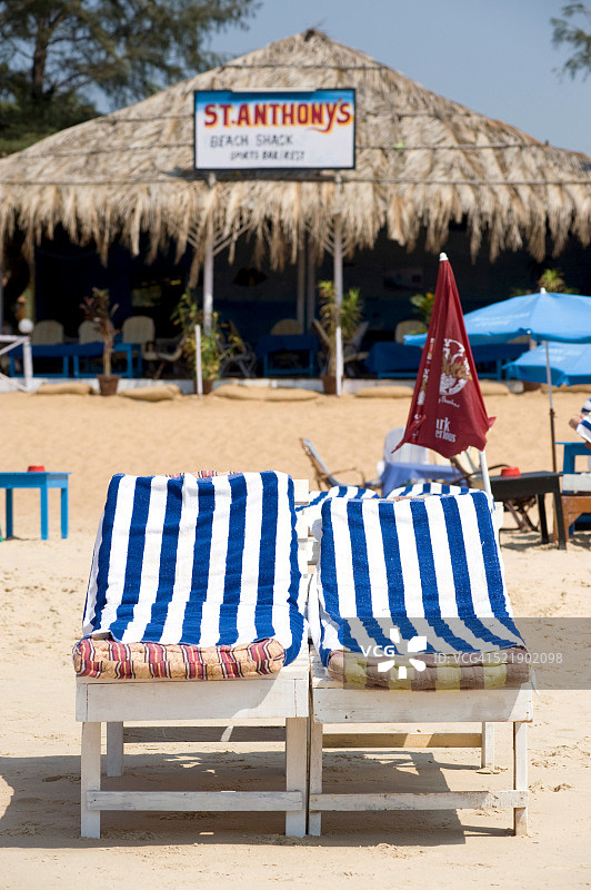 印度果阿邦卡兰古特海滩上的床垫和木床图片素材