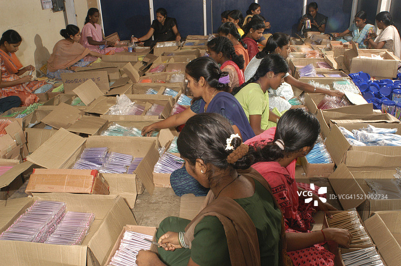 在印度果阿邦圆珠笔组装部门工作的女人图片素材