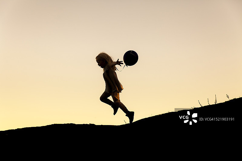 玩气球的女孩剪影图片素材