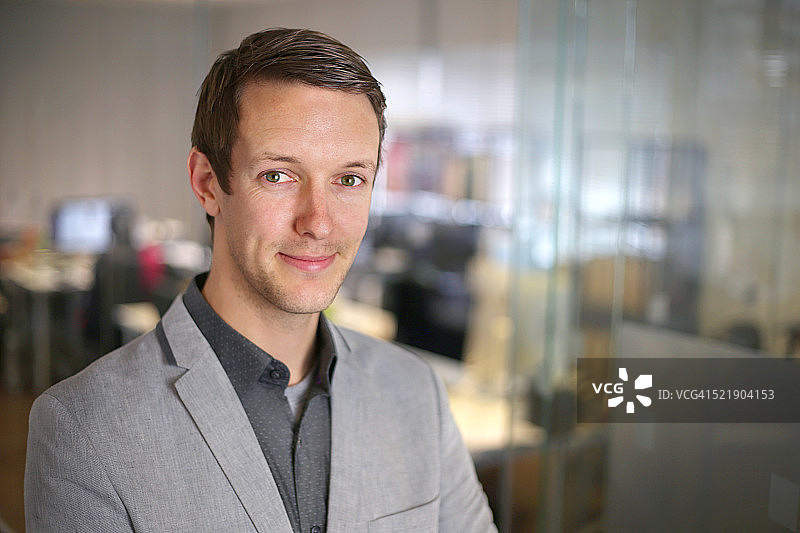 办公室里的职业男商人图片素材