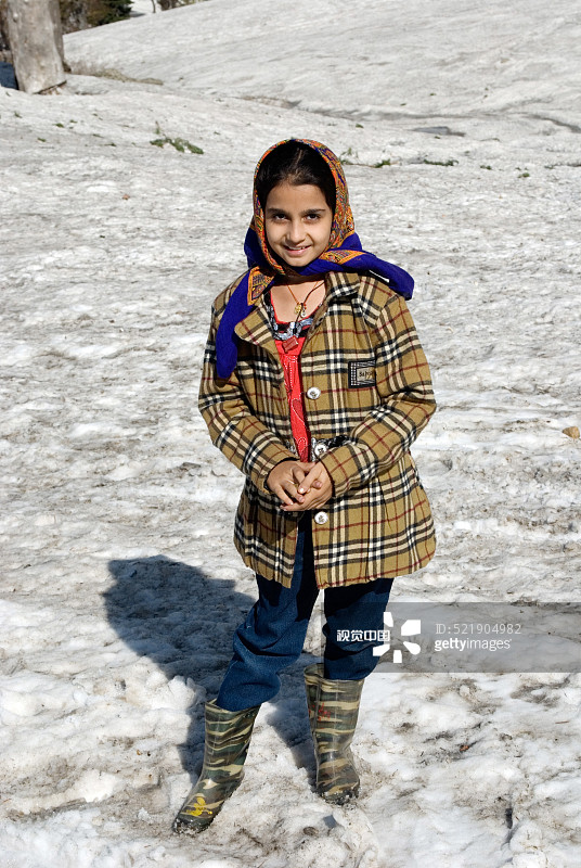 年轻女孩在印度查谟和克什米尔邦古尔默格旅游图片素材