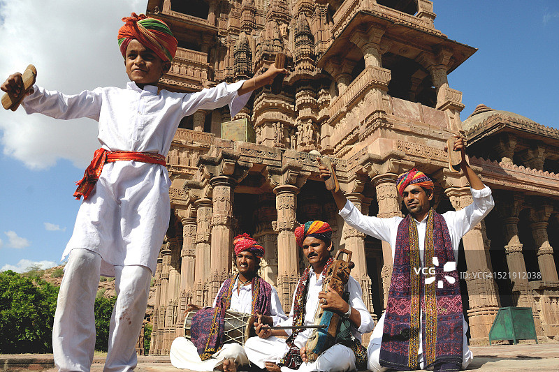 民间音乐家在印度拉贾斯坦邦焦特布尔曼多尔的德瓦尔演出图片素材