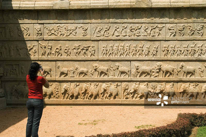 印度卡纳塔克邦亨比，罗摩衍那神庙外墙雕刻图片素材