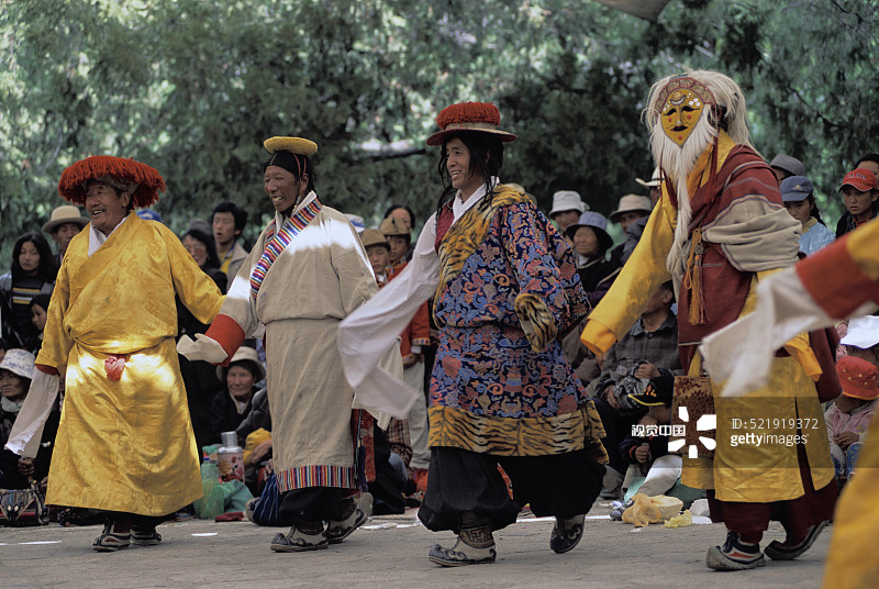 表演藏戏的演员们图片素材