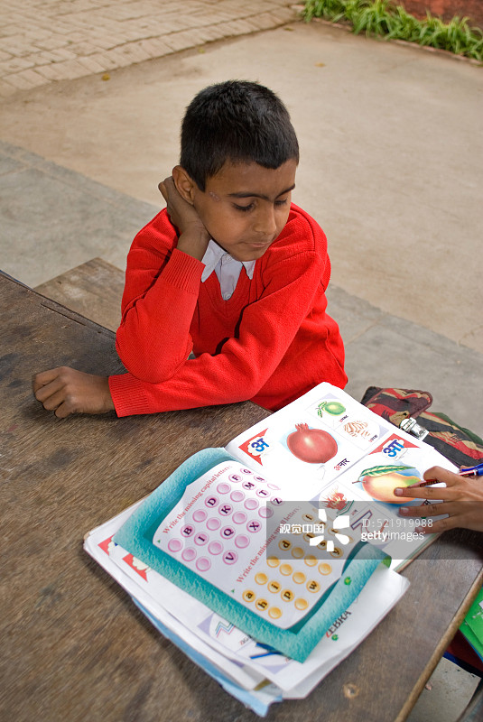男孩坐在桌旁学习图片素材