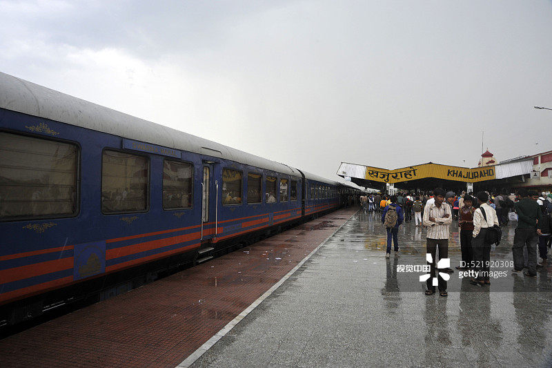 印度中央邦克久拉霍的皇家拉贾斯坦车轮列车图片素材
