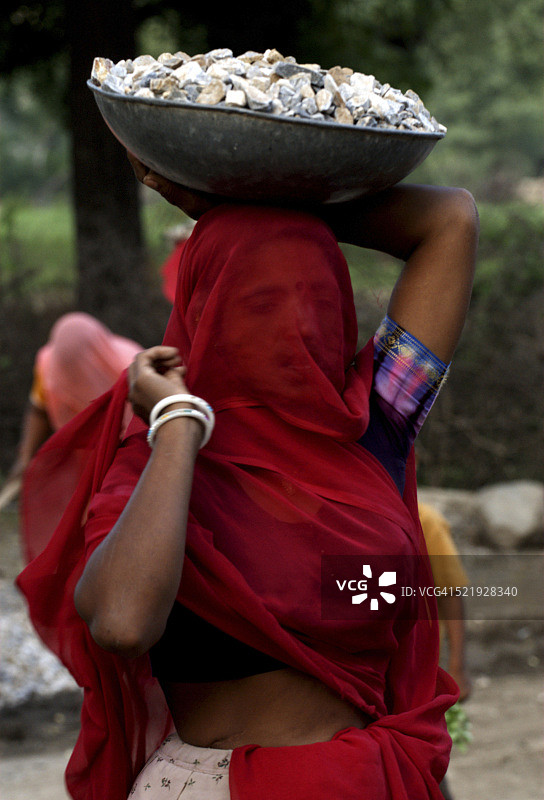 在印度拉贾斯坦邦的妇女搬运石头图片素材