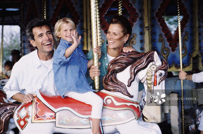 在旋转木马上享受家庭乐趣图片素材