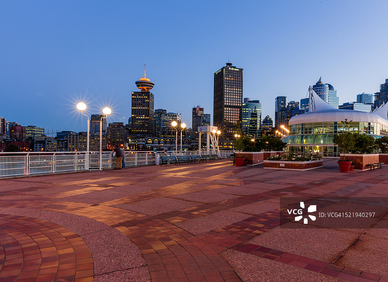 黄昏时分的加拿大广场人行道图片素材