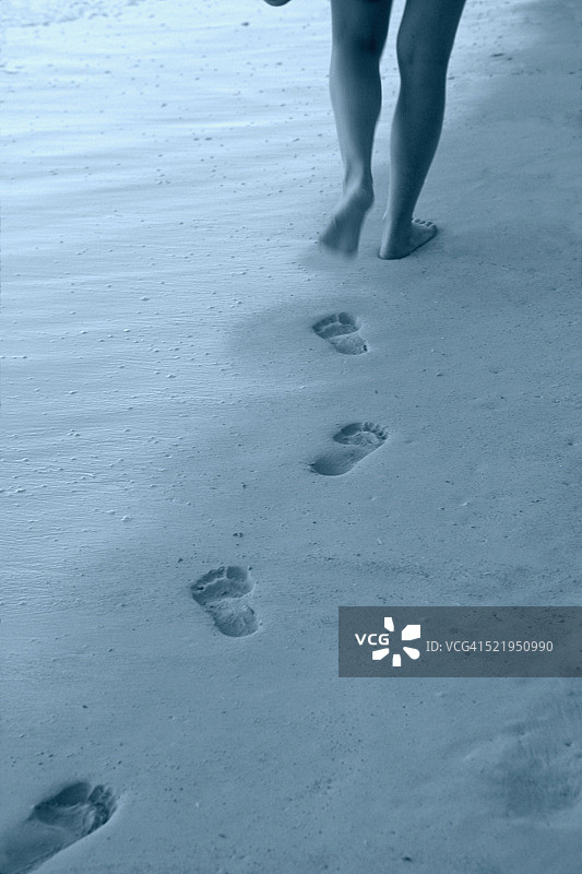赤脚走在沙滩上图片素材