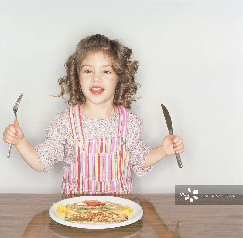 吃水果可丽饼的女孩图片素材