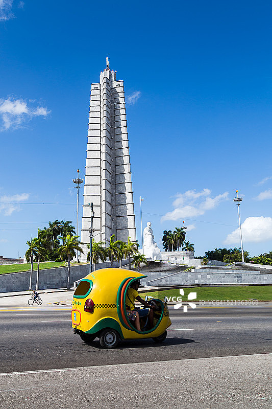 椰子出租车经过何塞·马蒂纪念碑图片素材