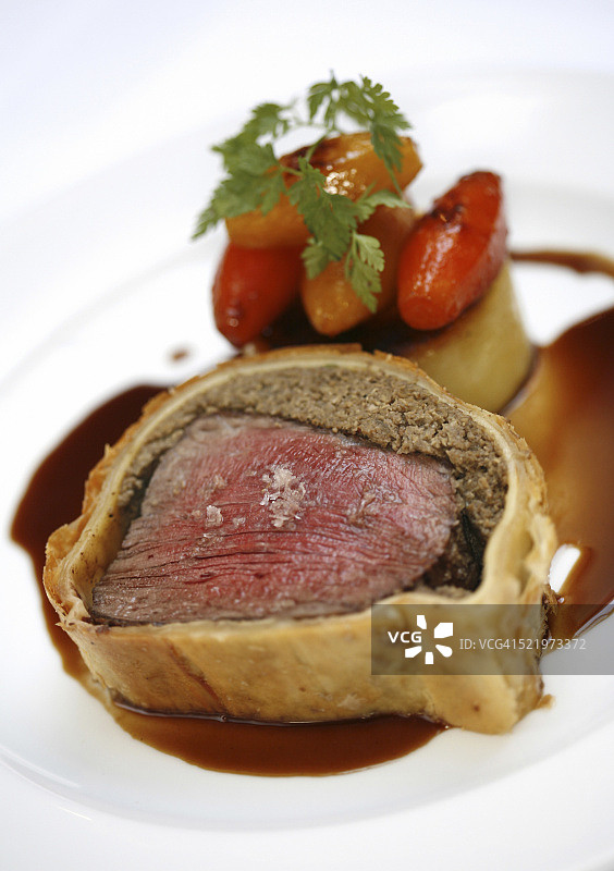 惠灵顿牛排配土豆泥和烤蔬菜图片素材