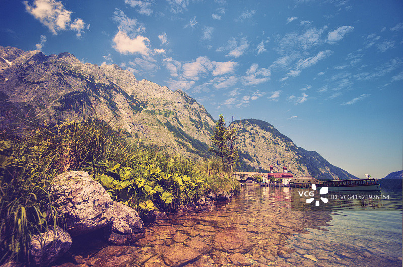 圣巴托罗缪教堂的观光船，国王湖（贝希特斯加登）图片素材