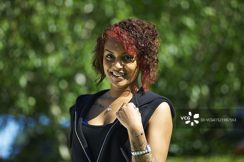 大学外的年轻女学生肖像图片素材