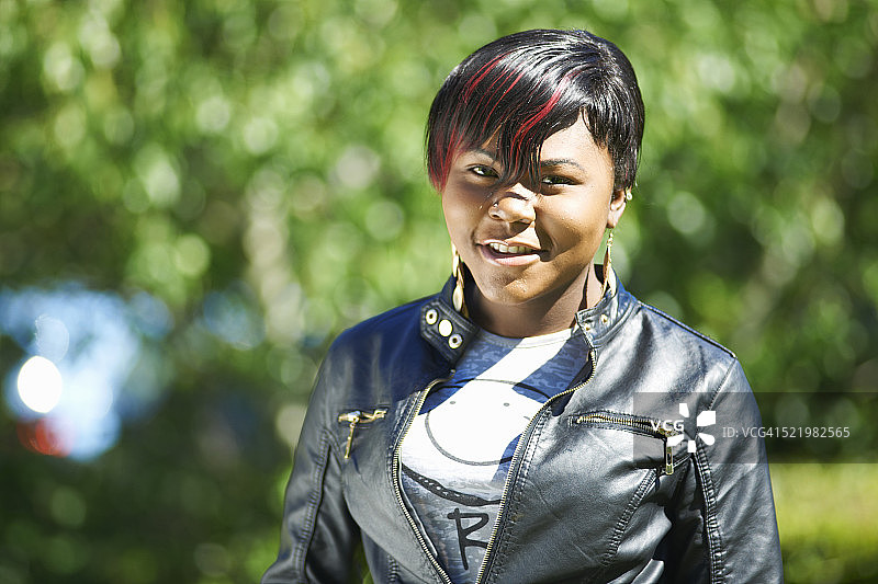 在大学外的女学生肖像图片素材