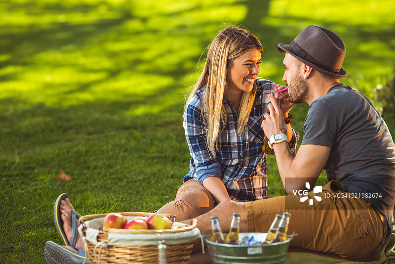 完美的户外约会图片素材