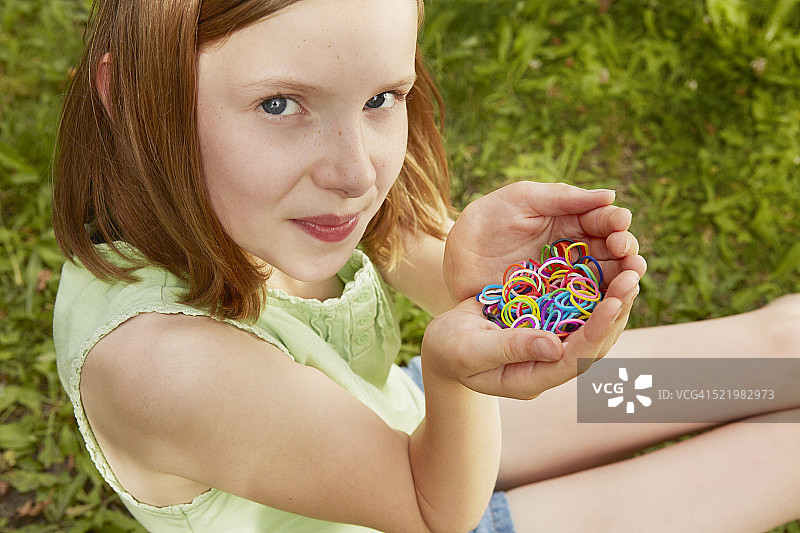 在花园里拿着橡皮筋的女孩肖像图片素材