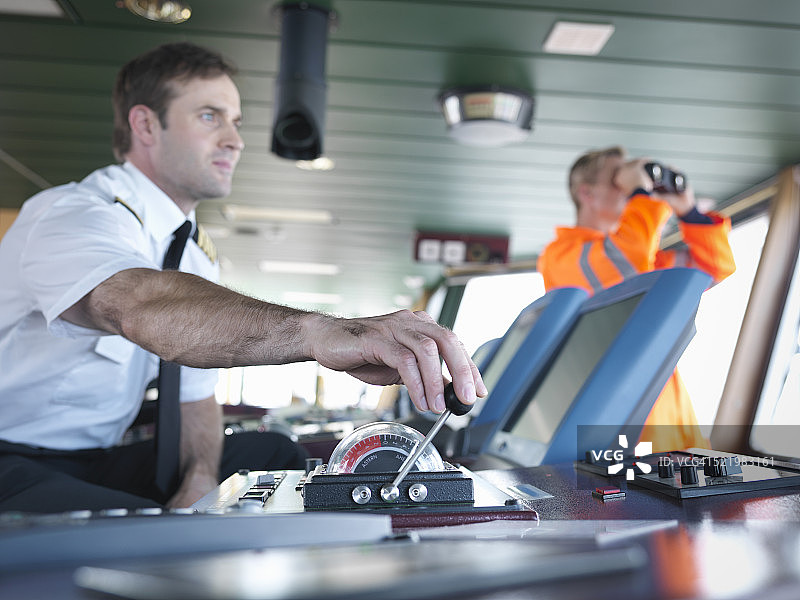 船桥上的船长和船员图片素材