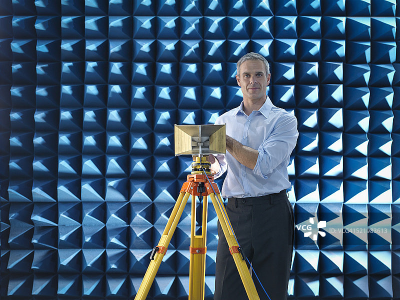 科学家准备测量消声室中的电磁波，肖像图片素材