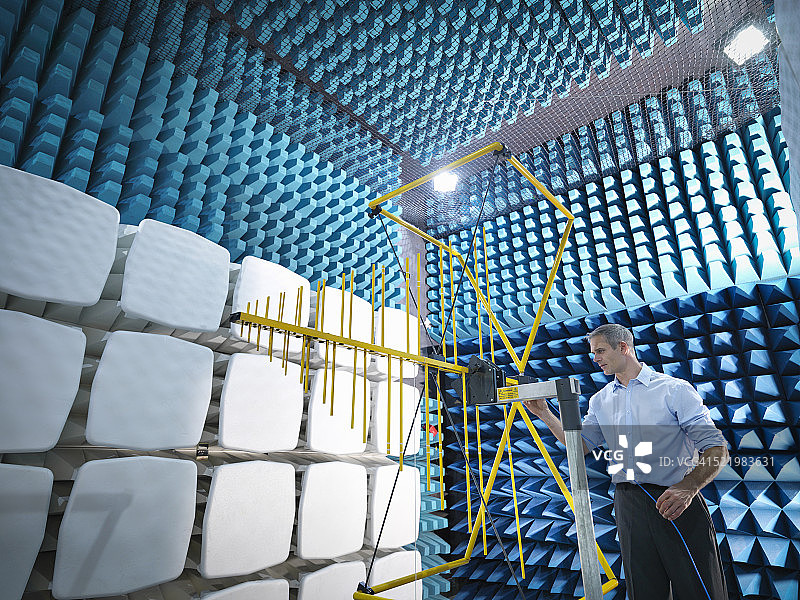 科学家准备在消声室中测量电磁波图片素材